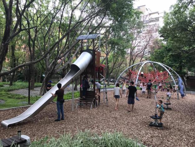 照片7：天和公園-天然樹蔭下的不鏽鋼溜滑梯深受大小朋友喜愛(特公盟提供)