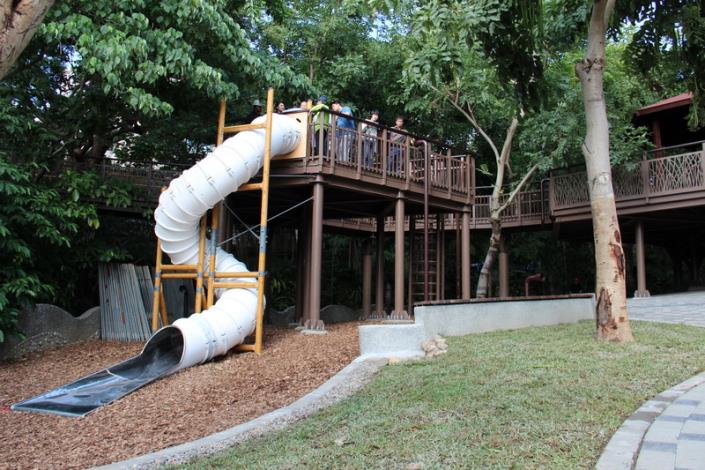 照片10：東和公園-具刺激挑戰性的5公尺高旋轉溜滑梯