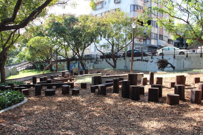 照片11：東和公園-配合自然環境採用原木跳木樁及平衡木