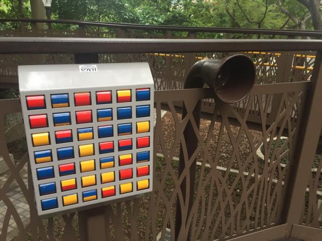 照片12：東和公園-木棧道延伸遊戲區的傳聲筒及遊戲版