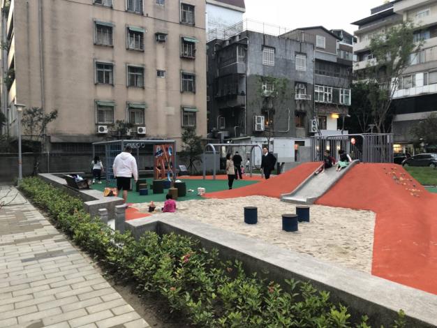 照片1：敦仁公園全新的「波力士大人」主題兒童遊戲場