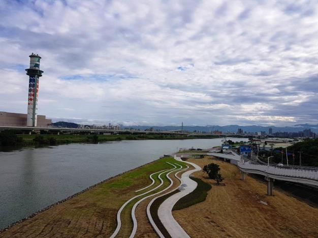 坐在日光水岸廣場階梯上 可以眺望絕佳的山水風景