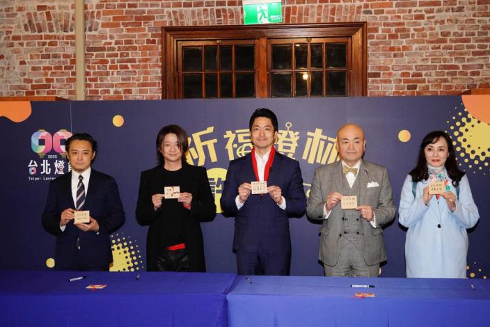 0203日本駐台代表及日本天團主唱同賞燈3
