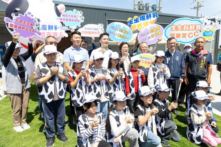 蔣萬安前往彰化縣福興鄉的豪泉乳牛畜牧場二場參訪