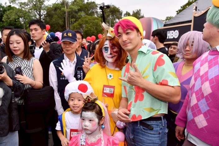 蔣萬安扮裝「Saja Boys」成員Abby與小朋友合影