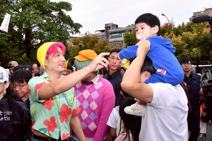 蔣萬安扮裝「Saja Boys」成員Abby與親子互動