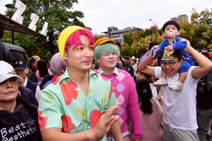 蔣萬安扮裝「Saja Boys」成員Abby與親子合影