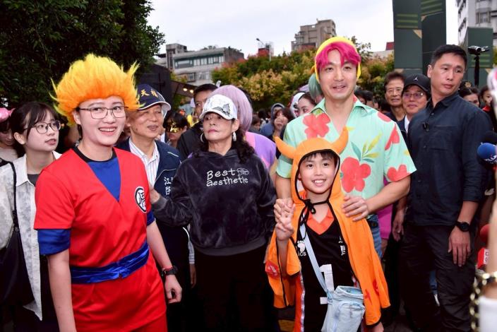 蔣萬安扮裝「Saja Boys」成員Abby與扮超級賽亞人的民眾合影