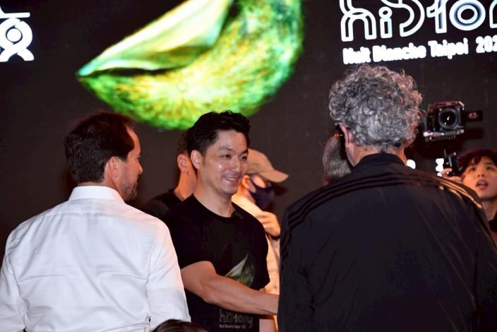 蔣萬安與出席臺北白晝之夜十週年貴賓握手