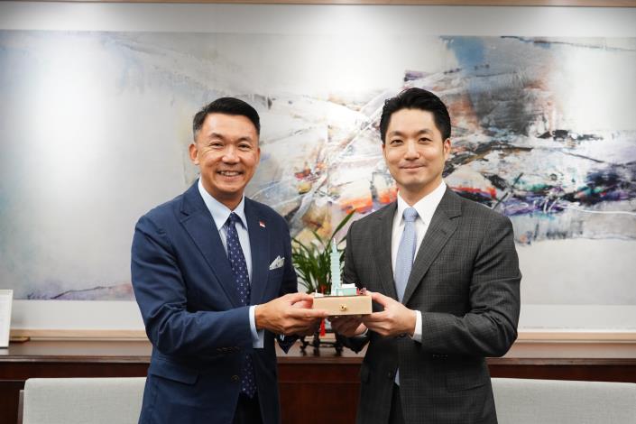 蔣市長接見新加坡駐臺代表-贈禮
