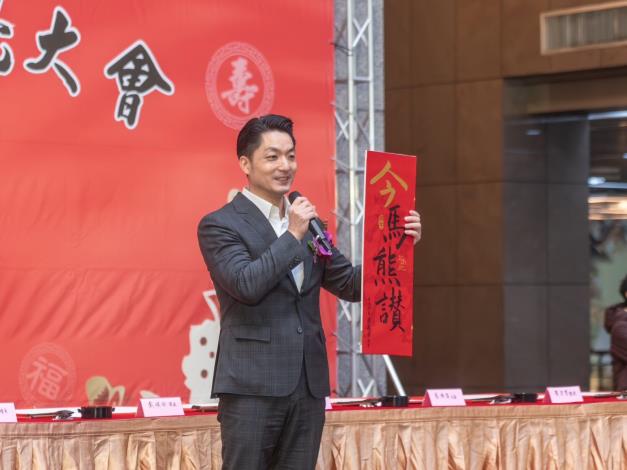 蔣市長展示今年市府的春聯
