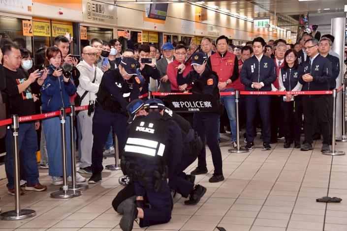 蔣萬安與新北市副市長朱惕之一同視察視察雙北跨域高強度無差別攻擊危安演練-警方演練