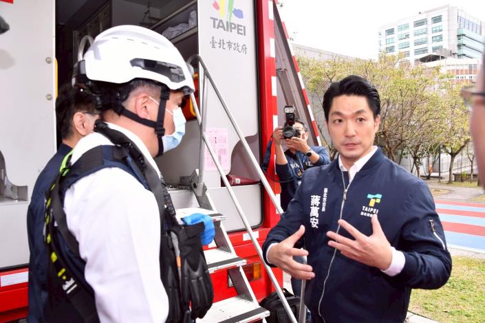 蔣萬安視察演練器材