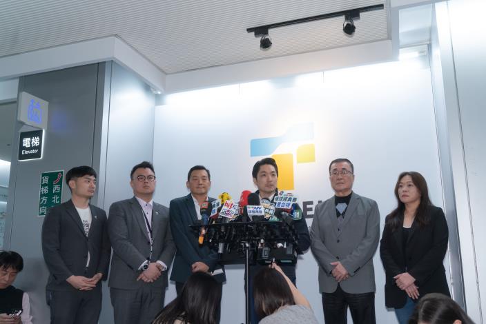 市府團隊就與輝達完成地上權簽約受訪