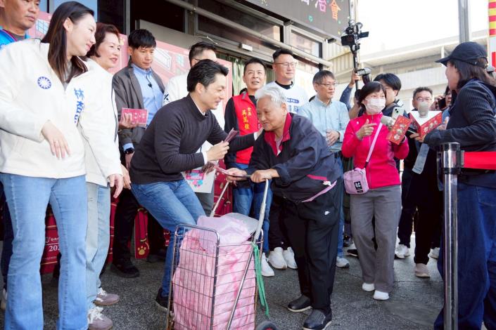 蔣萬安至北投中繼市場拜年發送發財金系列照片 (5)