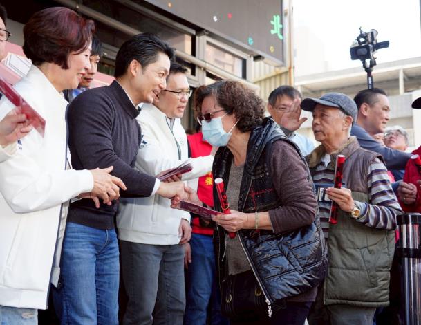 蔣萬安至北投中繼市場拜年發送發財金系列照片 (11)