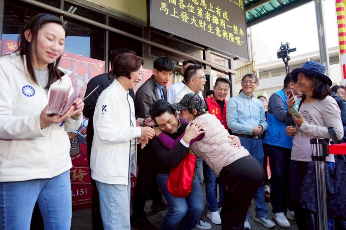 蔣萬安至北投中繼市場拜年發送發財金系列照片 (9)