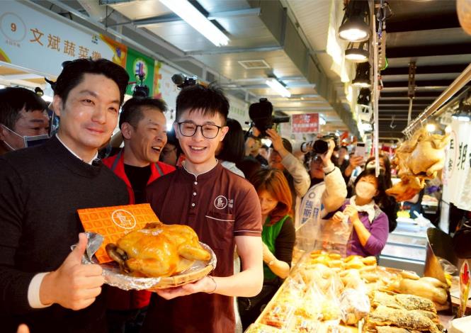 蔣萬安至北投中繼市場拜年發送發財金系列照片 (2)