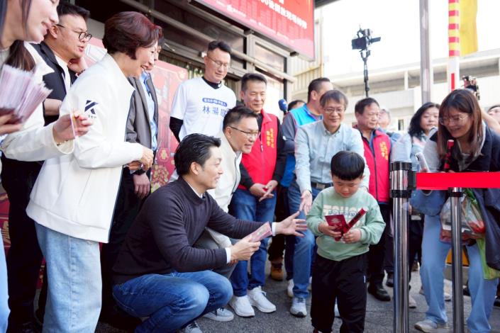 蔣萬安至北投中繼市場拜年發送發財金系列照片 (8)