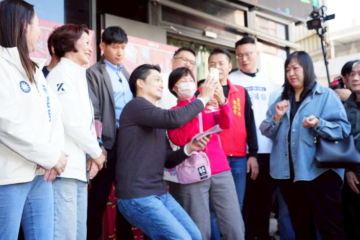 蔣萬安至北投中繼市場拜年發送發財金系列照片 (6)