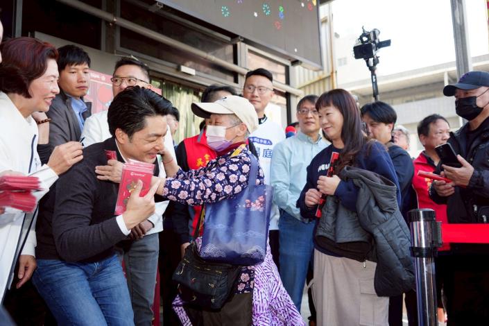 蔣萬安至北投中繼市場拜年發送發財金系列照片 (7)