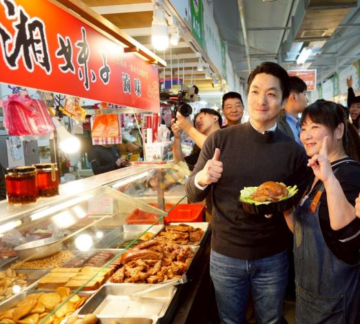 蔣萬安至北投中繼市場拜年發送發財金系列照片 (1)