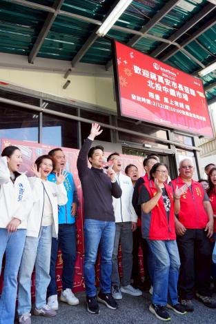 蔣萬安至北投中繼市場拜年發送發財金系列照片 (3)