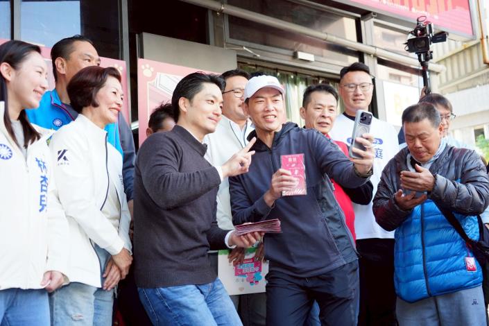 蔣萬安至北投中繼市場拜年發送發財金系列照片 (4)