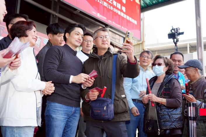 蔣萬安至北投中繼市場拜年發送發財金系列照片 (10)