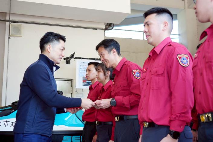 蔣萬安春節前夕前往消防局成德分隊頒發執勤慰問金