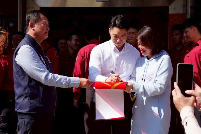 蔣萬安前往消防局成德分隊慰問同仁並合影