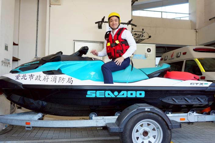 蔣萬安春節前夕前往消防局成德分隊看裝備