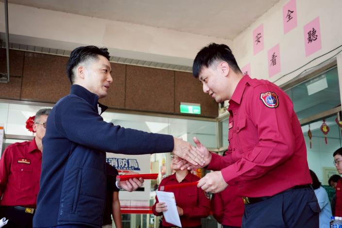 蔣萬安春節前夕前往消防局成德分隊頒發執勤慰問金四