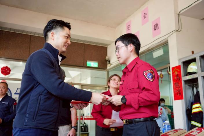 蔣萬安春節前夕前往消防局成德分隊頒發執勤慰問金三