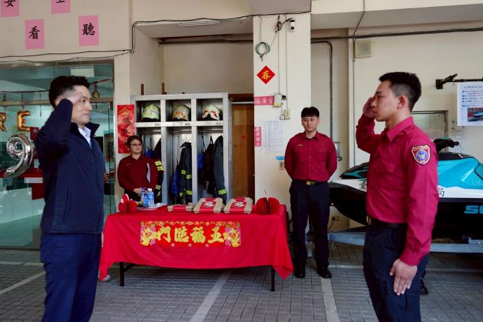 蔣萬安春節前夕前往消防局成德分隊慰問同仁