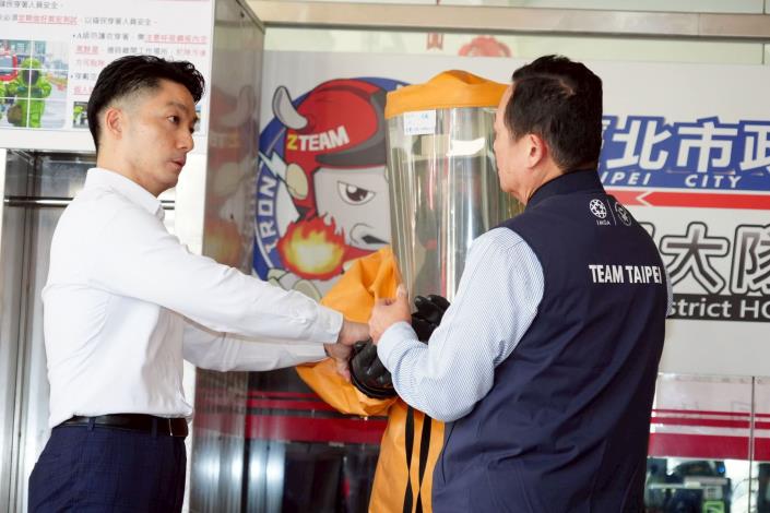 蔣萬安春節前夕前往消防局成德分隊看裝備五