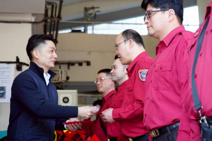 蔣萬安春節前夕前往消防局成德分隊頒發執勤慰問金二