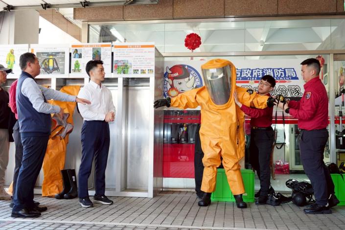 蔣萬安春節前夕前往消防局成德分隊看裝備四