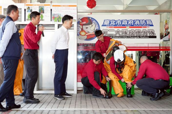 蔣萬安春節前夕前往消防局成德分隊看裝備二