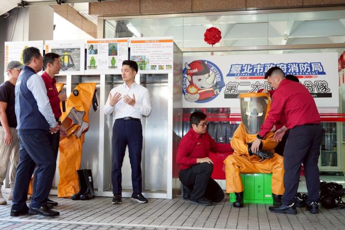 蔣萬安春節前夕前往消防局成德分隊看裝備三