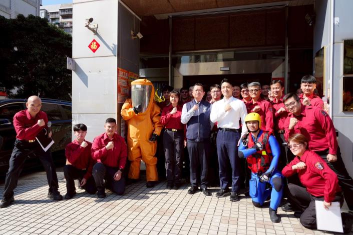 蔣萬安前往消防局成德分隊慰問同仁並合影