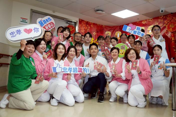 蔣萬安至臺北市立聯合醫院忠孝院區慰勞醫護人員並合影2