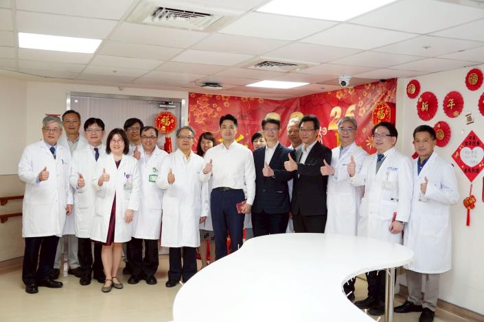 蔣萬安至臺北市立聯合醫院忠孝院區慰勞醫護人員並合影4