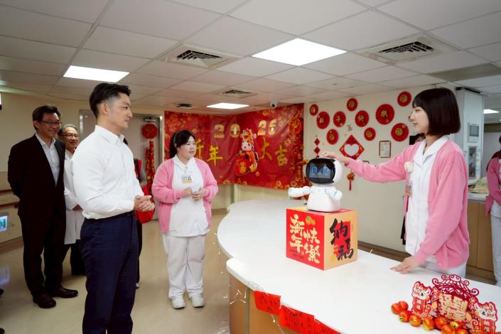 蔣萬安至臺北市立聯合醫院忠孝院區慰勞醫護人員