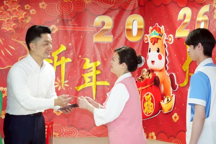蔣萬安至臺北市立聯合醫院忠孝院區慰勞醫護人員發紅包