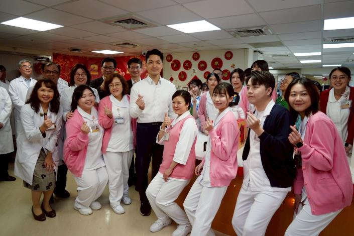 蔣萬安至臺北市立聯合醫院忠孝院區慰勞醫護人員並合影3