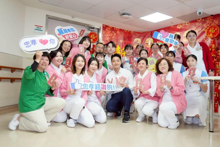 蔣萬安至臺北市立聯合醫院忠孝院區慰勞醫護人員並合影