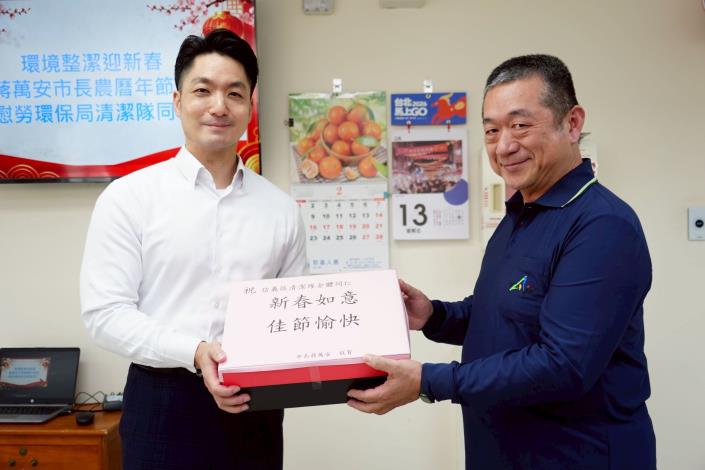 0213-115年度春節前夕慰勞清潔隊員照片6