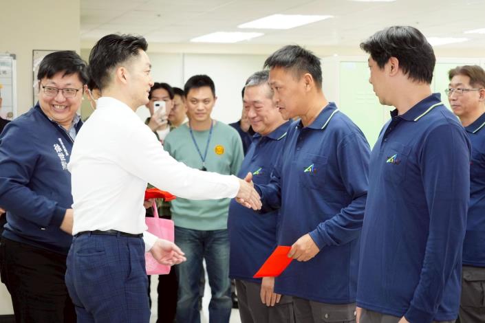 0213-115年度春節前夕慰勞清潔隊員照片7