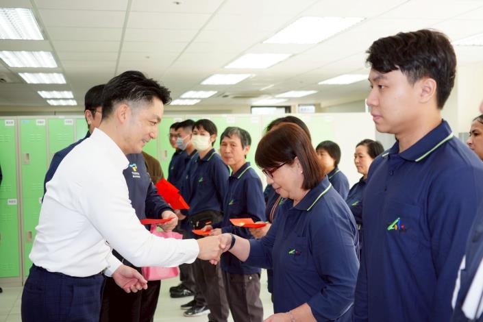 0213-115年度春節前夕慰勞清潔隊員照片2